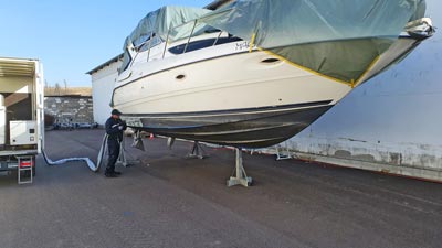 Bayliner wird eisgestahlt um das alte Antifouling zu entfernen