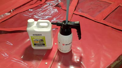 Wir reinigen Ihre Persenning, anschließend wird diese mit speziellen Pflegeprodukten von Ultramar imprägniert. Die Fensterscheiben werden mit PVC-Acrylpflege zum Schutz vor Sonne und Schmutz versiegelt.
