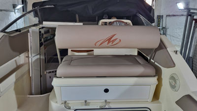 Neue Polster mit Logo von Monterey