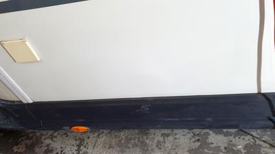 GFK-Loch in der Seitenwand eines Wohnmobil fertig repariert