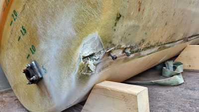 Beschädigung eines Wassertanks für Pferde