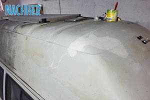 VW-T4-Bus mit Schaden am Dach nach der GFK-Reparatur